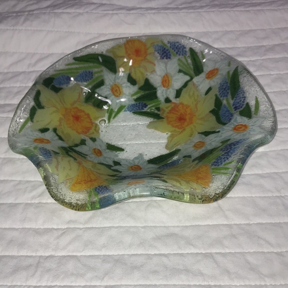Peggy Karr  fused glass ruffled bowl 8 inch diameter daffodils grape hyacinth - Picture 2 of 4